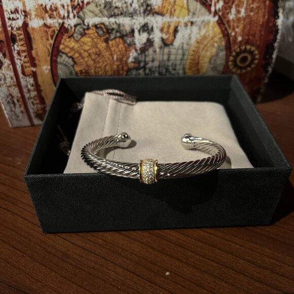 D̲a̲v̲i̲d̲ ̲Y̲u̲r̲m̲a̲n̲ 18K Bracelet with Pave Diamond Station 7mm - Picture 2 of 4